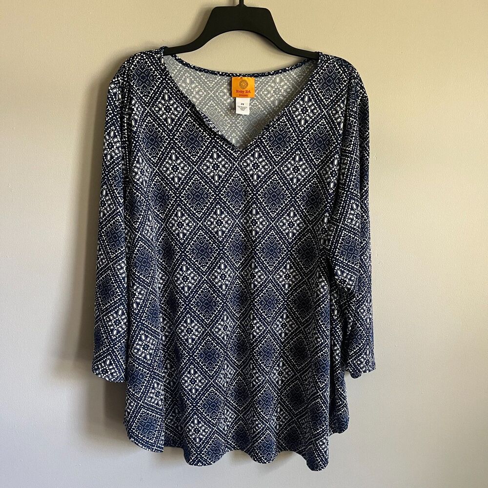 Ruby Rd Geometric Medallion V-Neck Top Plus Size 2X Navy Blue White 3/4 Sleeve